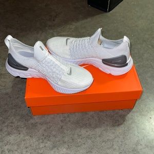 Brand new, never worn women's size 8 Phantom Run Flyknit 2' true White Sliver